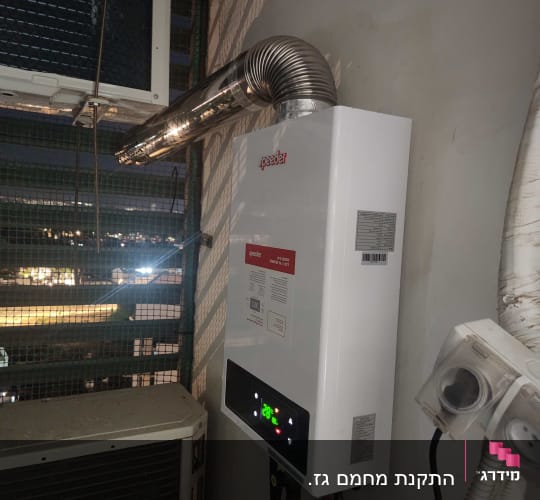 מחמם מים גז עם צינור פליטה מתכתי